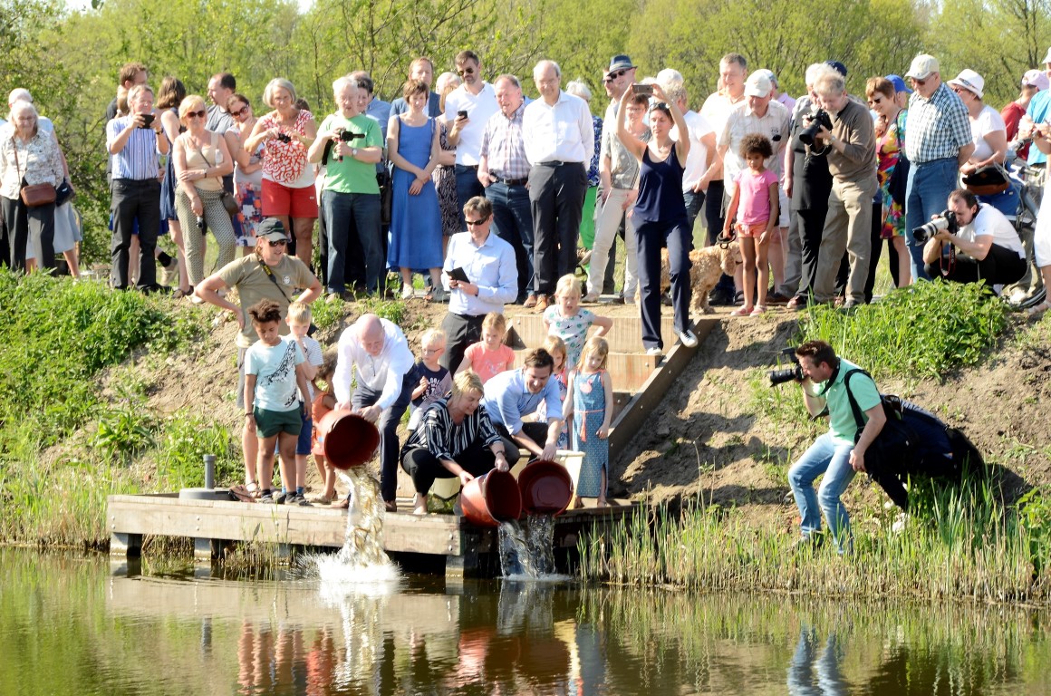 Feestelijke opening met de te water lating van jonge snoek