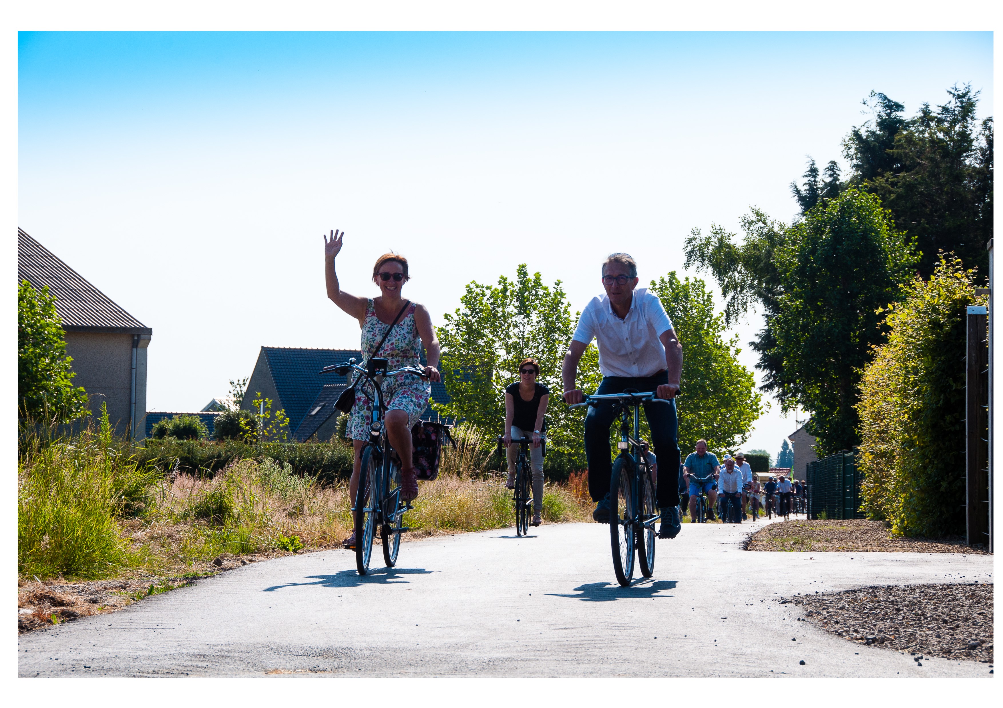 fietsers verkennen de nieuwe fietspaden tijdens de opening