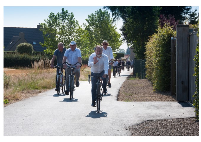 fietsers verkennen de nieuwe fietspaden tijdens de opening