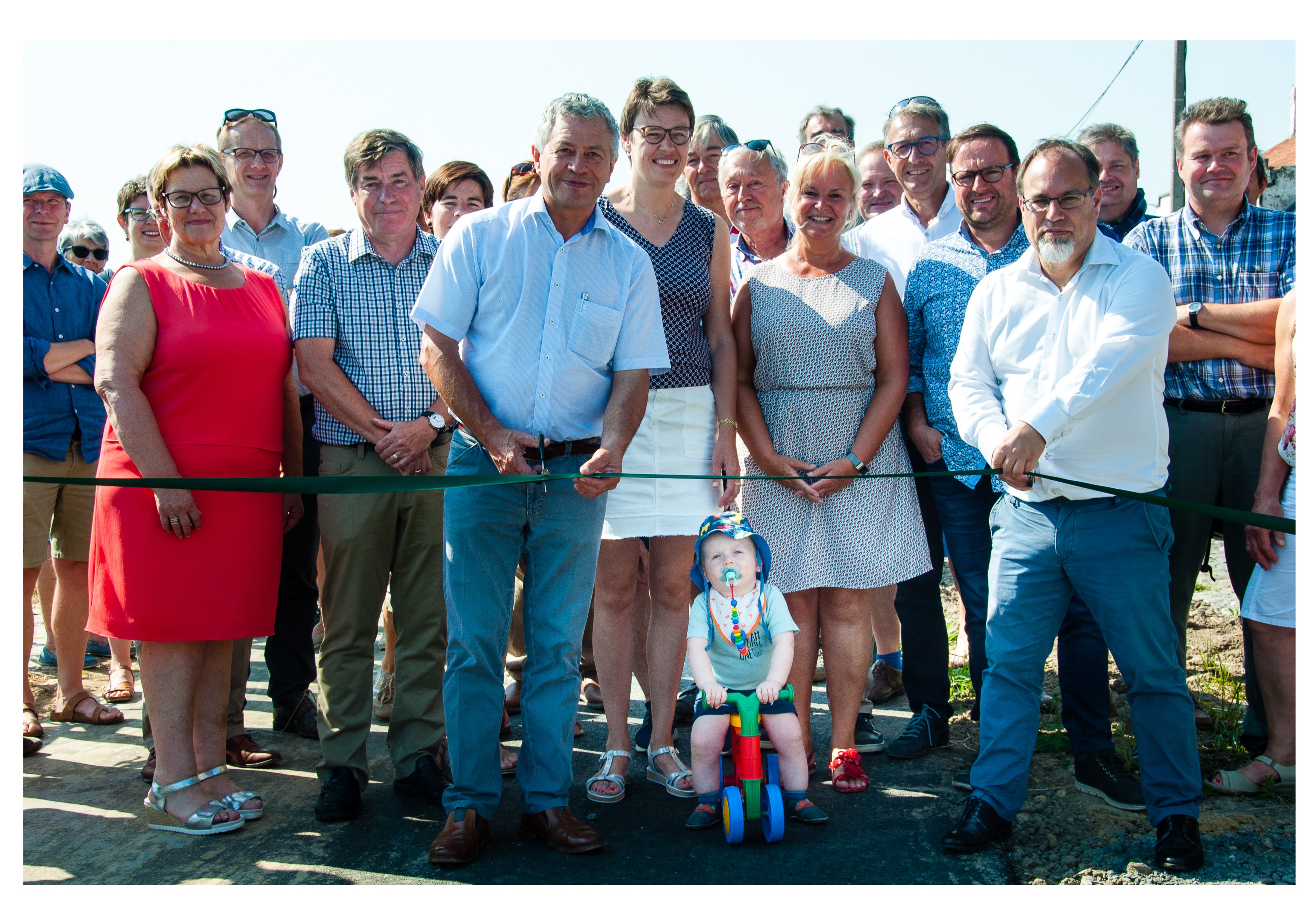 burgemeesters van Alveringem en Veurne knippen een lint om het fietspad te openen