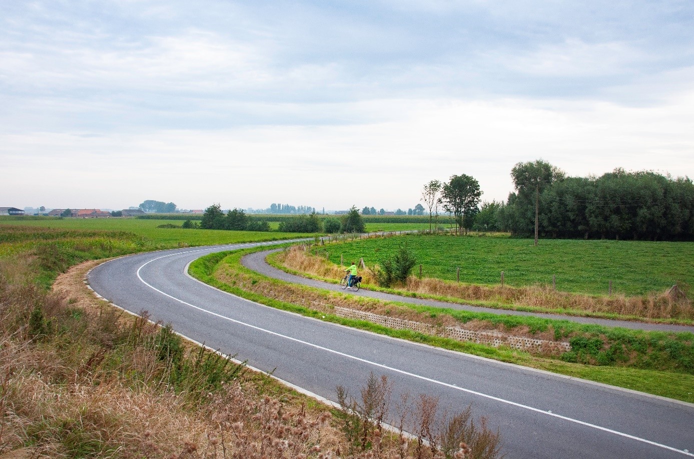 nieuw vrijliggend fietspad aan de Gouden Hoofdstraat in Veurne