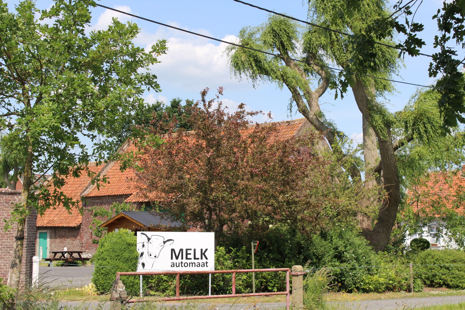 zicht op hoeve waar een melkautomaat staat