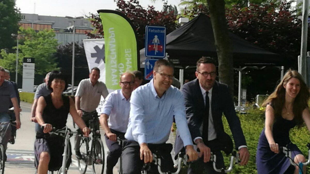 Foto toont ministers, gedeputeerde, burgemeester en schepenen op de fiets