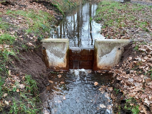 Stuw in een waterloop