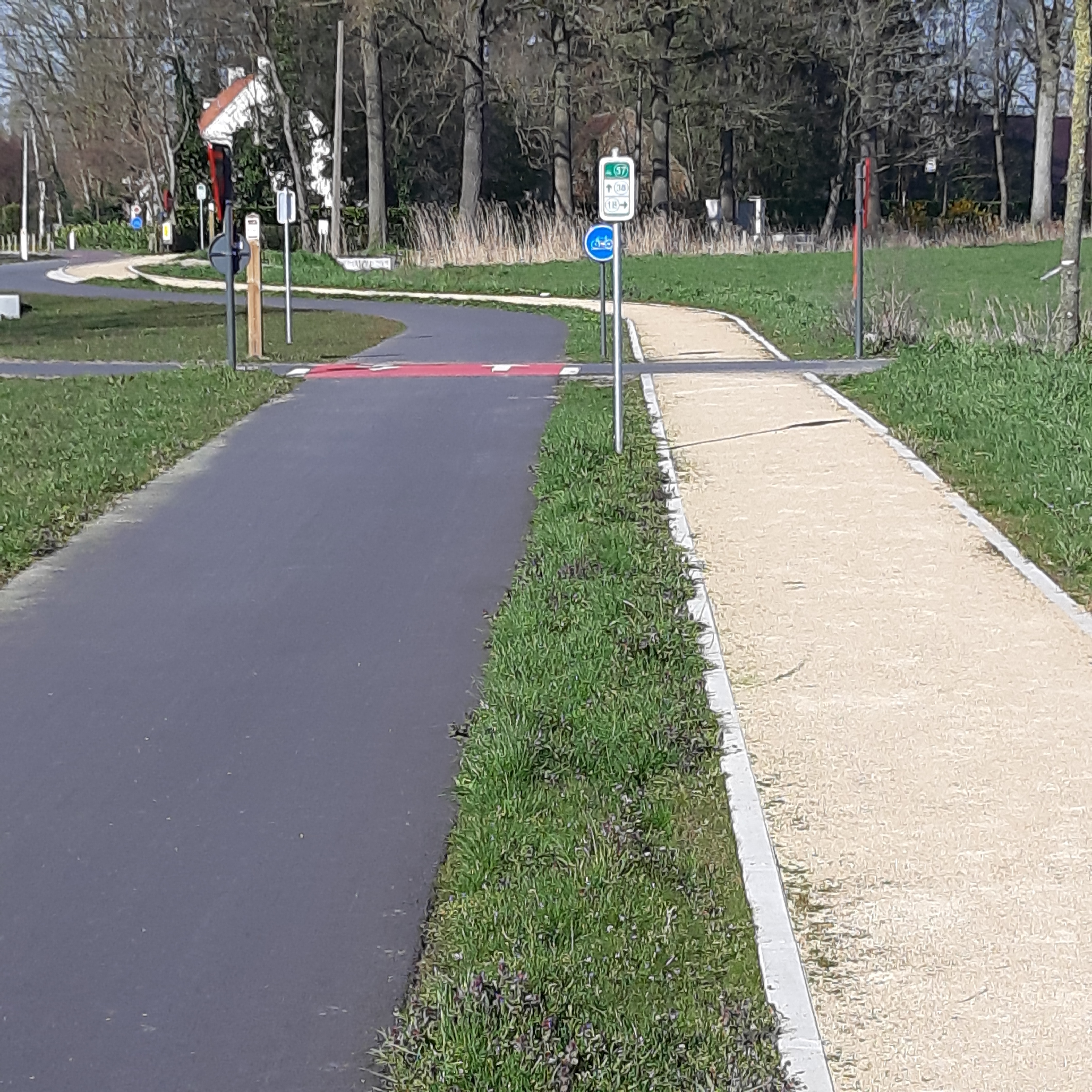 nieuw aangelegd wandel- en fietspad