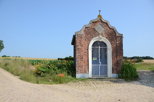 Foto toont wachtbekken Honsem achter de kapel