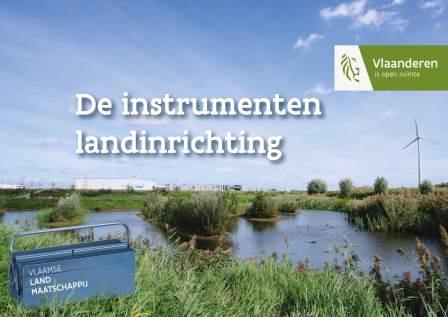 cover brochure instrumenten landinrichting met foto koffer in landschap