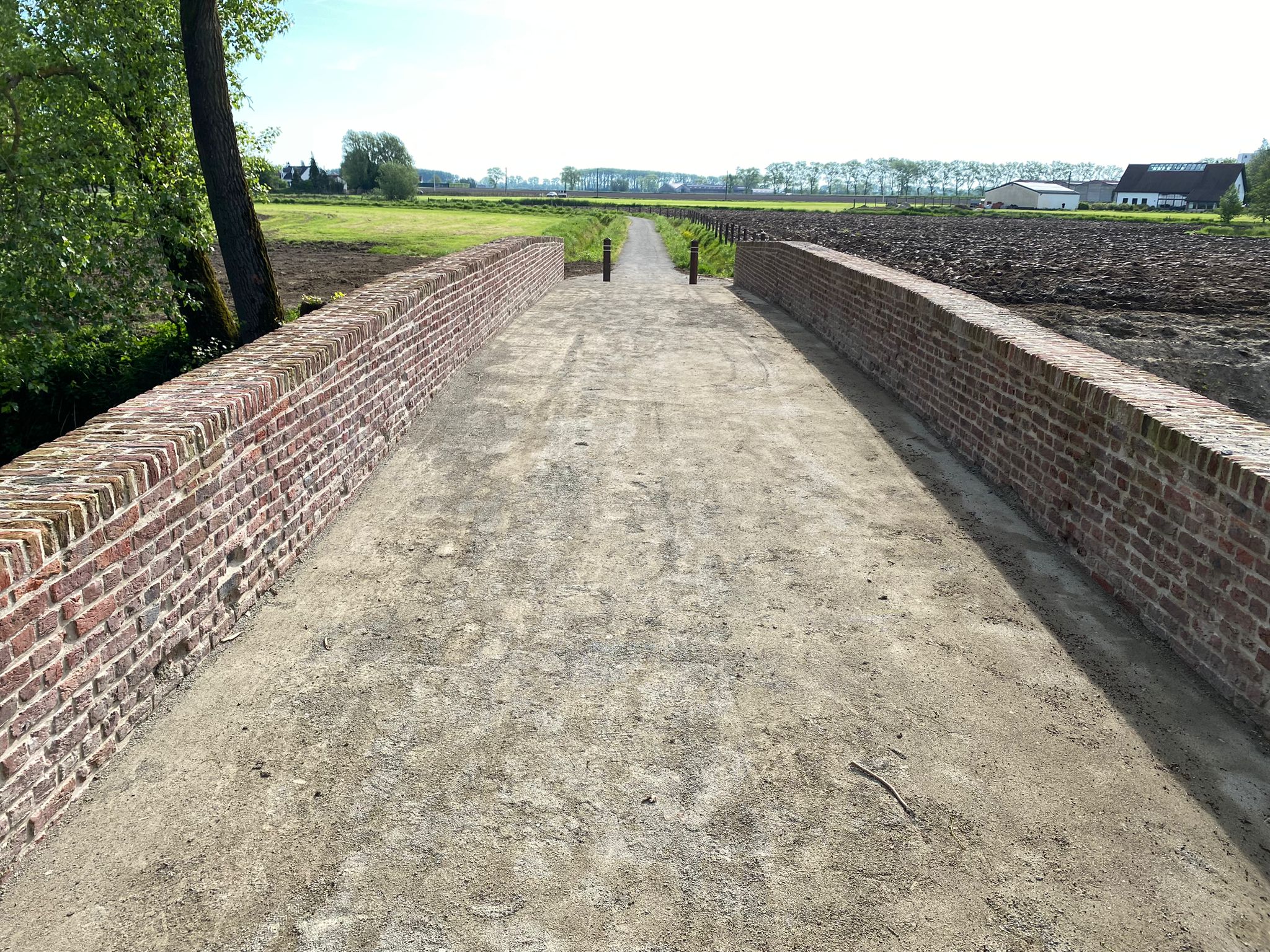 pad over gerestaureerde brug