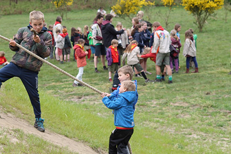 Spelende kinder bij opening speelzon in het bos (2016)