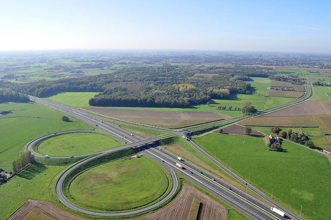 luchtfoto verkeerswisselaar E40-E403 in Torhout