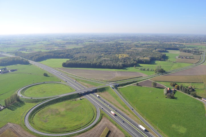 luchtfoto klaverblad op- en afrit E403 in Torhout