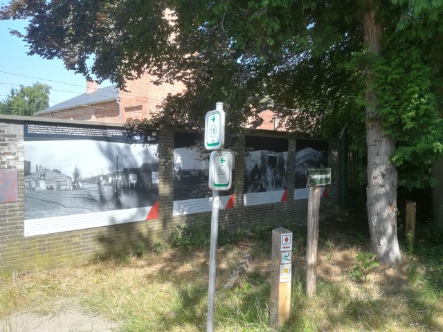 zicht op enkele fotopanelen van ontheemden ikv project Atlantikwall