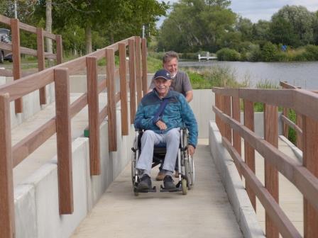 rolstoelgebruiker op toegang naar hengelsteigerr