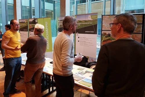 Beursstand met banners over de beheerovereenkomsten op Brakona