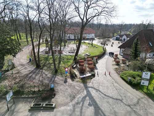 Zicht op de hoofdingang van Domein Bovy aan Galgeneinde 22 in Heusden-Zolder
