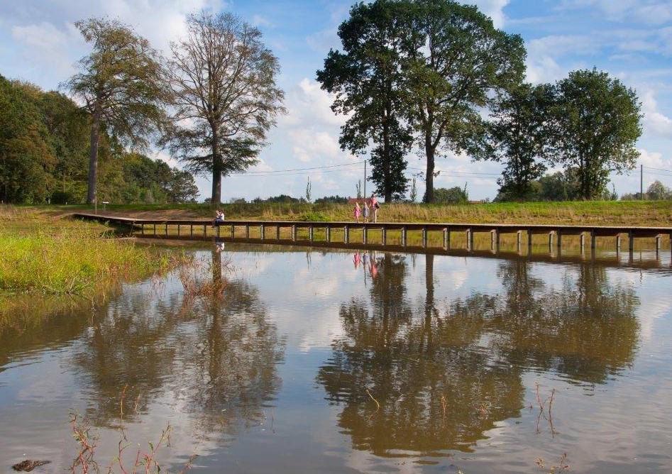 Inhuldiging speelbos Torwoud, zicht op de waterpartij en vlonderblad