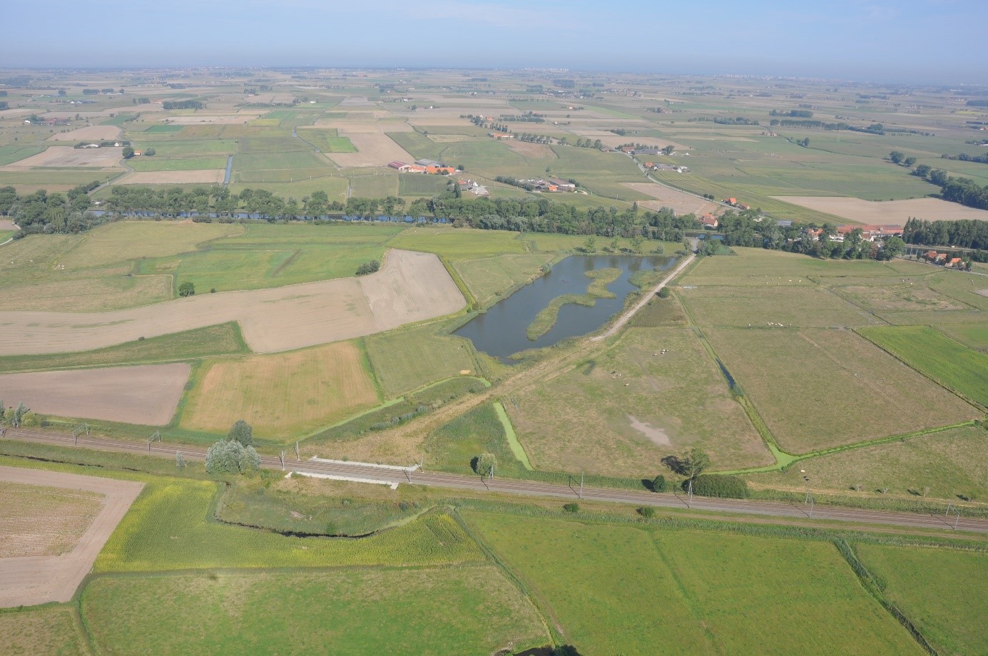 luchtfoto omgeving spookbrug na inrichting: waterplas met riet (2016)