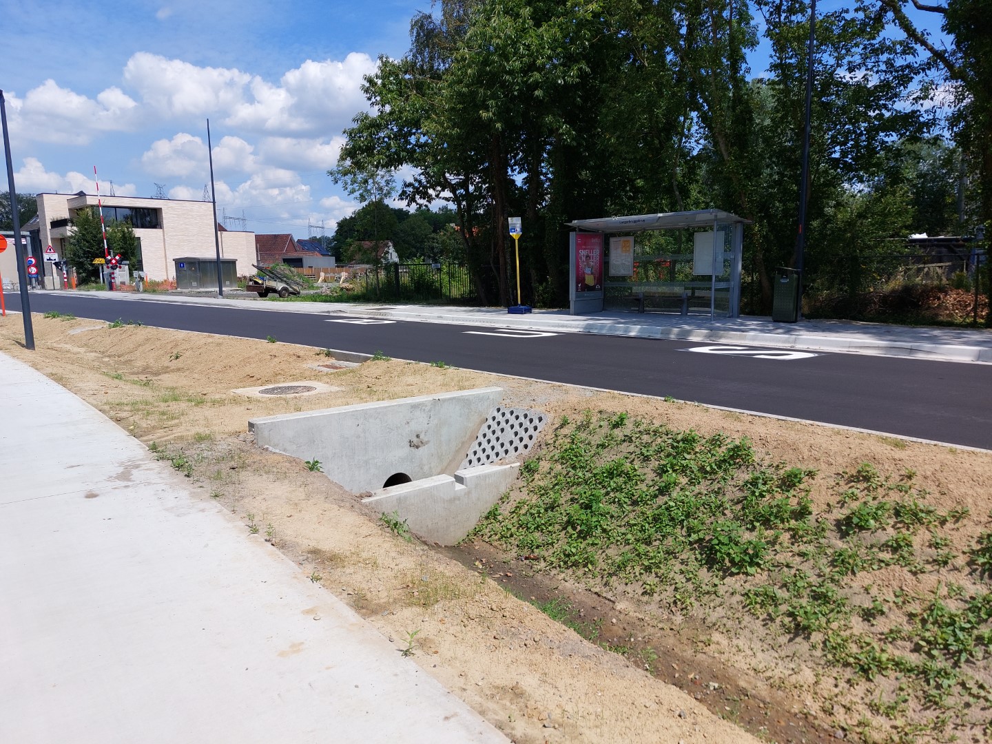 nieuwe bushalte langs heraangelegde Kluizensesteenweg