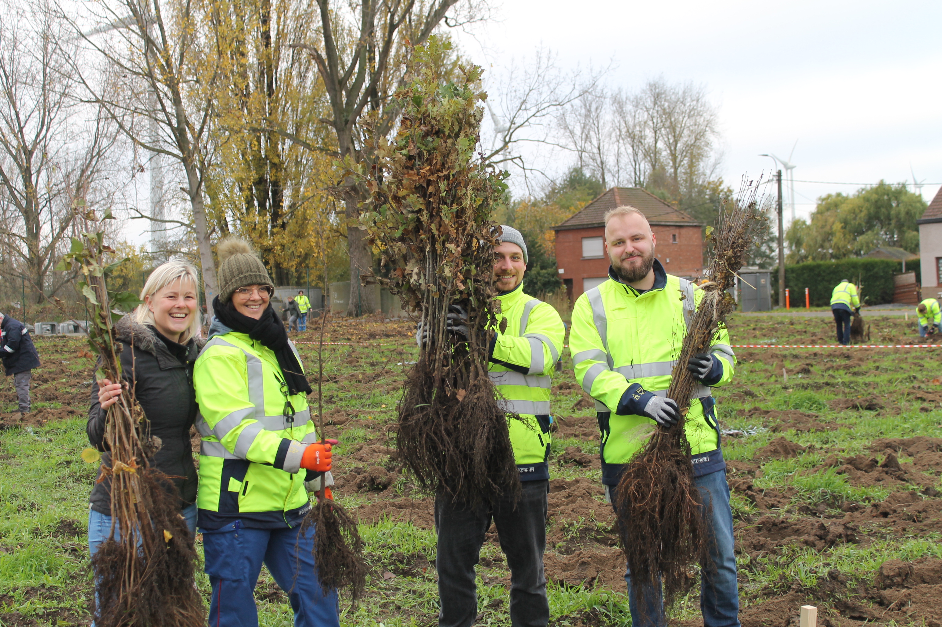 Personeel TotalEngeries helpen mee een bos planten