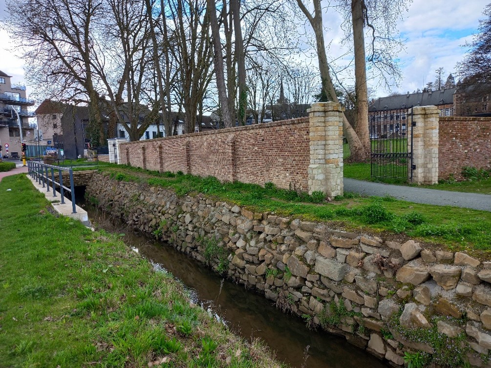 Kasteelmuur en open IJse na inrichting