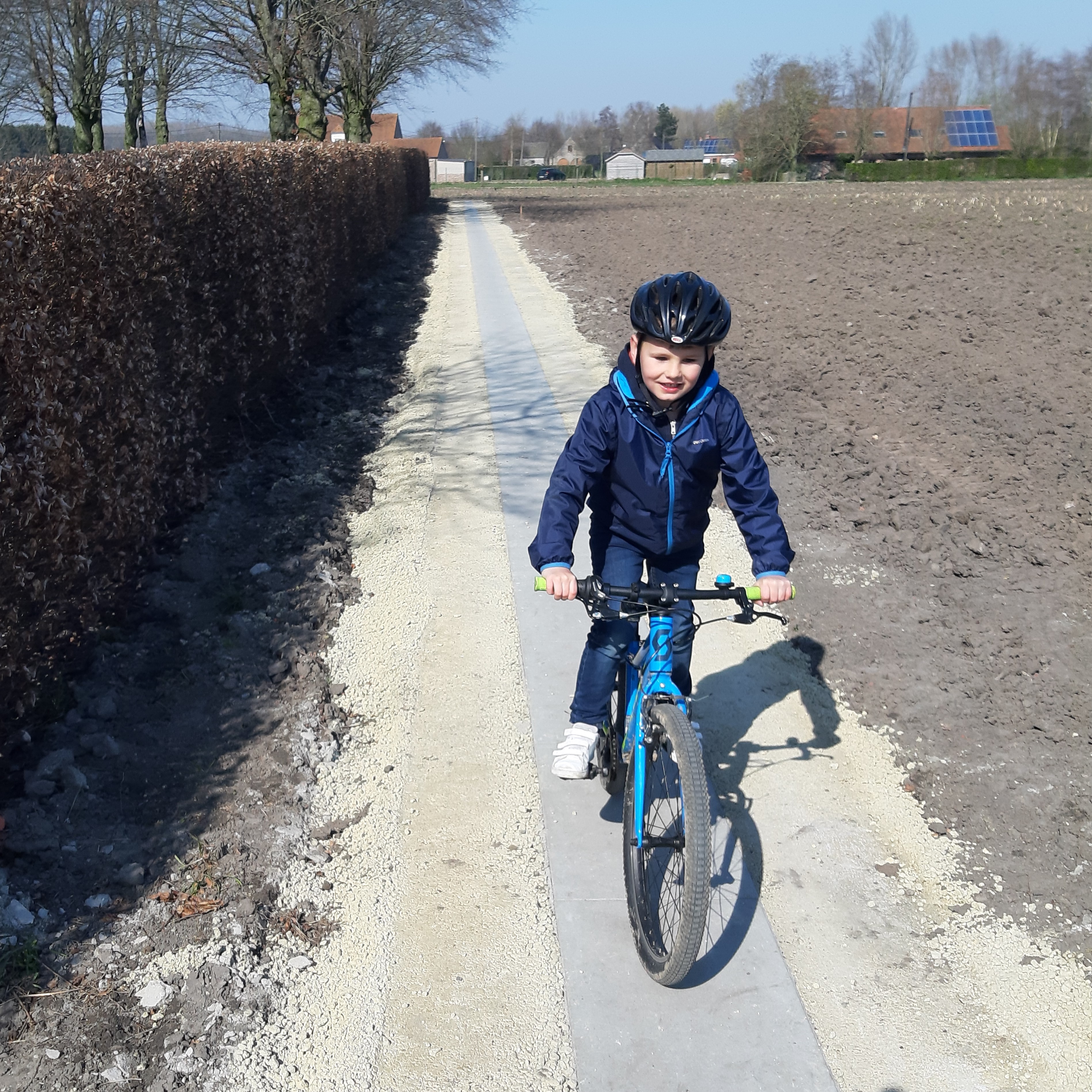 tegelpad langs begraafplaats Sint-Jan