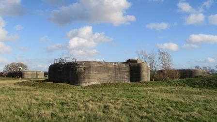 zicht op bunker met platform 